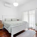 Super House, Super Host