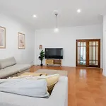 Super House, Super Host