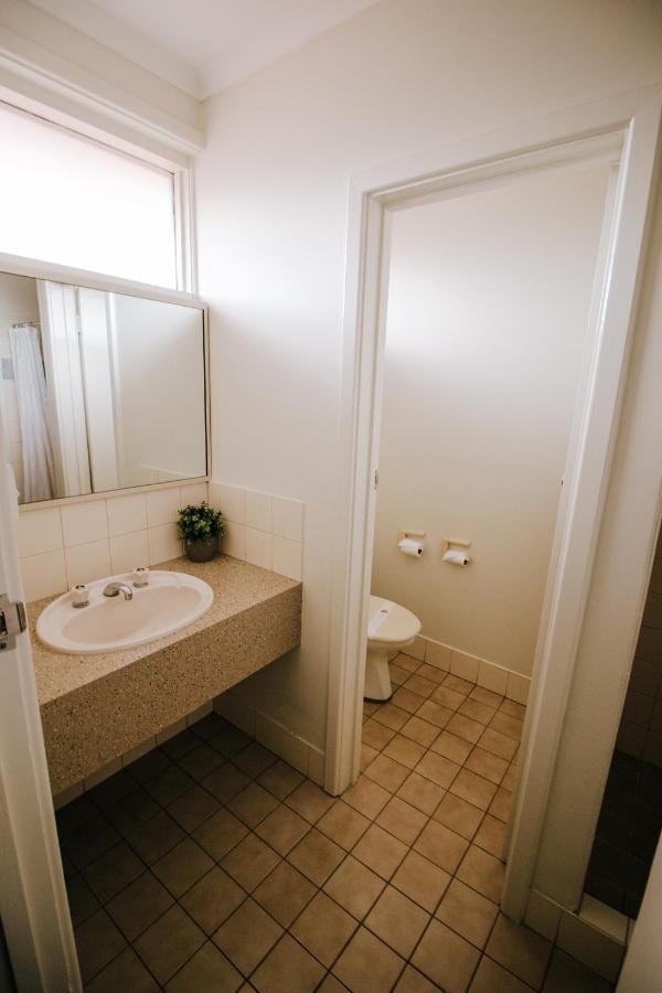 Overland Motel 3*