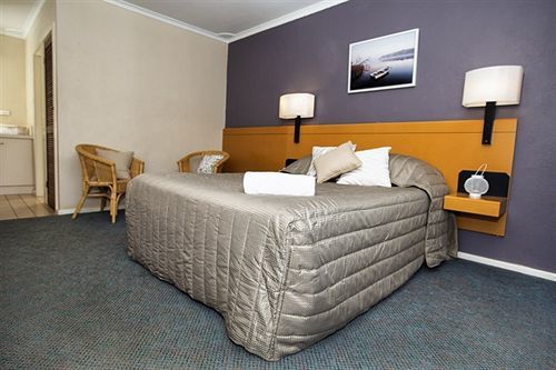 Overland Motel 3*
