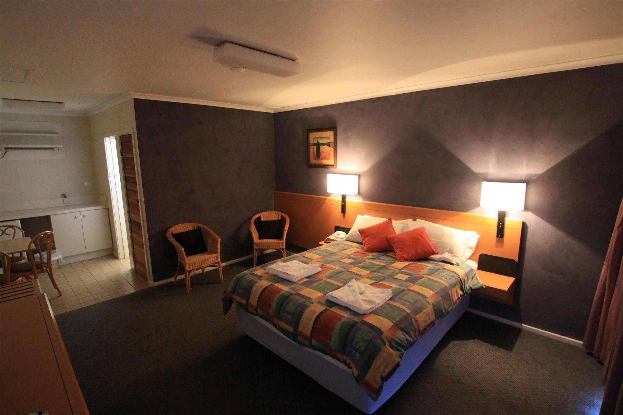 Overland Motel 3*