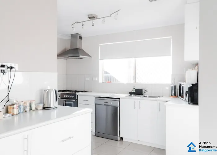 Spacious 5-Bed House Opposite Iga & Golf Course