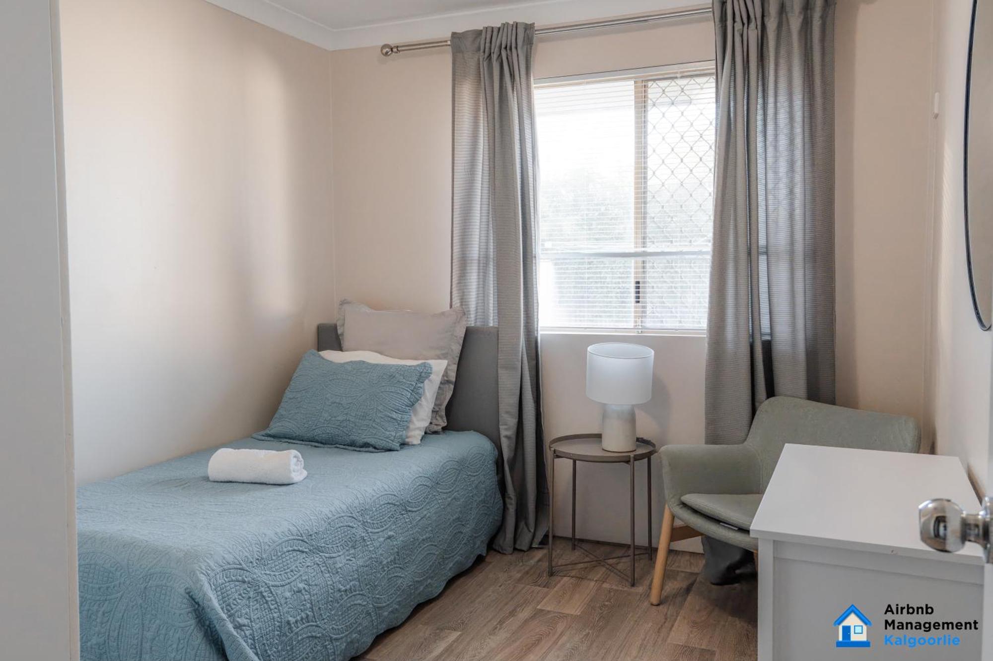 Spacious 5-bed House Opposite Iga & Golf Course *