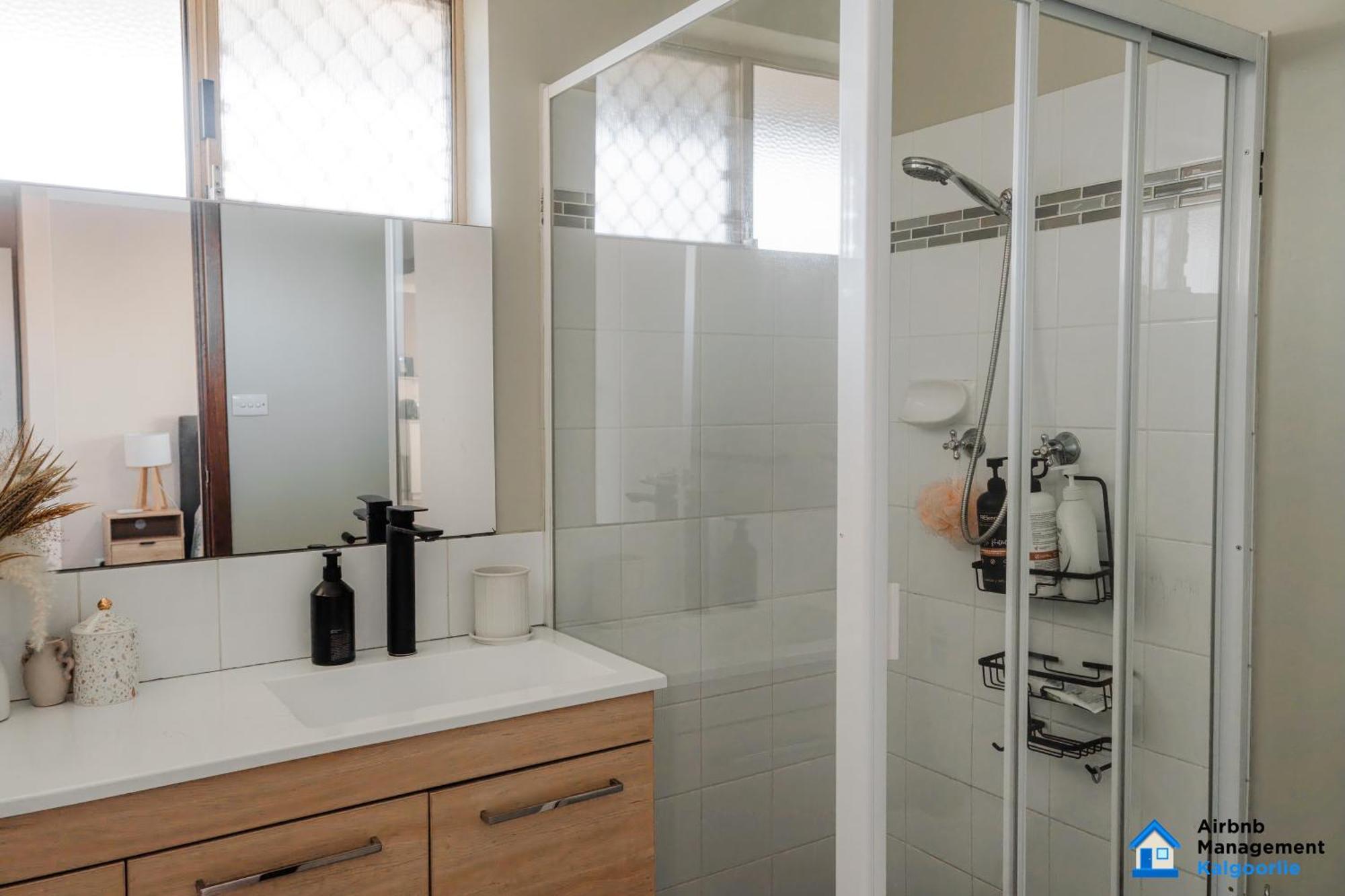 Spacious 5-bed House Opposite Iga & Golf Course