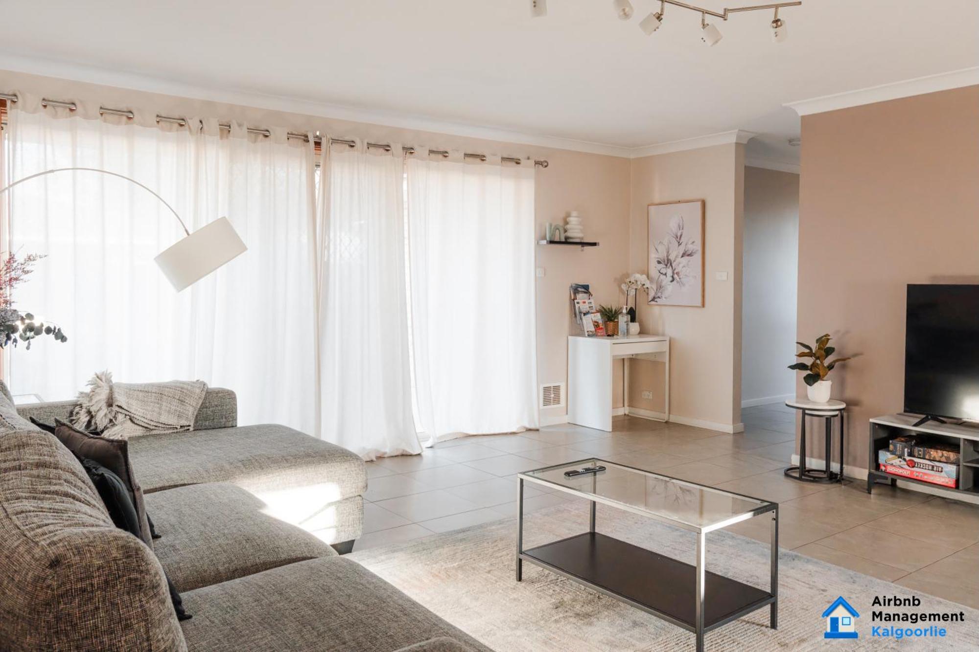 Holiday home Spacious 5-bed House Opposite Iga & Golf Course